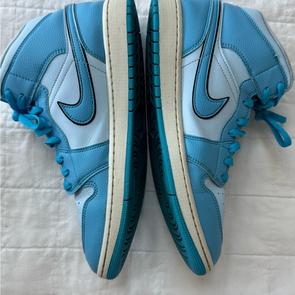 Nike, Air Jordan 1 Mid, Men’s 10.5, Women’s 12 - Picture 11 of 15